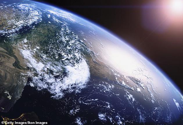 俄罗斯科学家称，一颗旨在监测大气层高能宇宙射线的俄罗斯卫星探测到地球表面之上数千米高处的神秘“光线爆炸”。