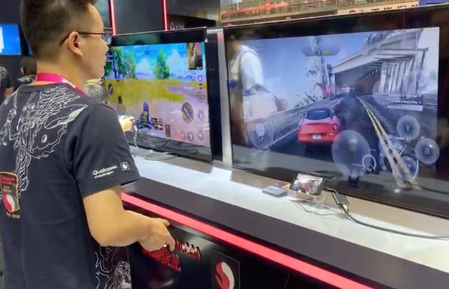 玩家在ChinaJoy上体验5G游戏