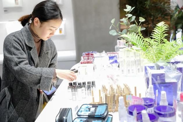 考拉海购线下旗舰店，一位年轻女孩在选购商品。