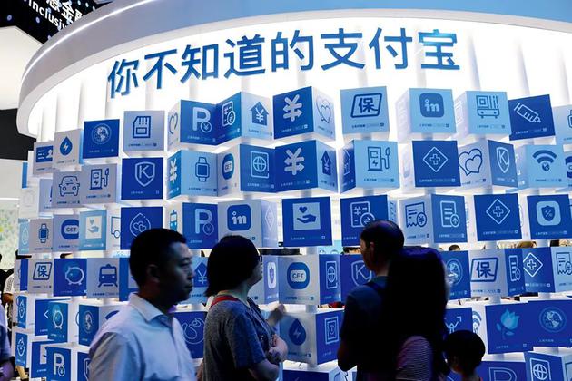 （资料图片）智能产业博览会上的阿里巴巴展台。图/IC