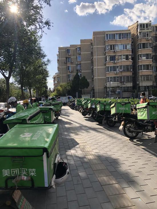等待取货的美团买菜骑手 摄影/深燃财经