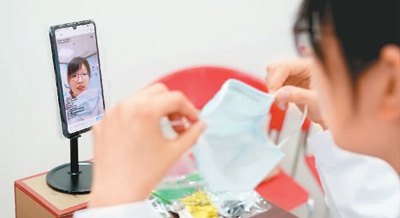 在上海市黄浦区打浦桥街道社区卫生服务中心，家庭医生在直播中与居民就戴口罩的问题进行互动。