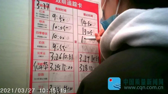 店员篡改食材有效期丨图源中国质量新闻网