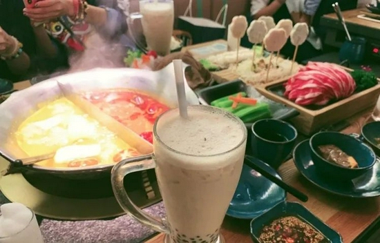 奶茶配火锅丨图源网络